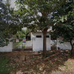 Casa com edícula